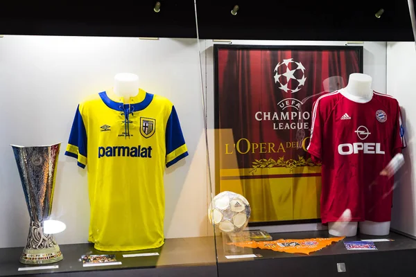 2018年6月6日 意大利米兰 博物馆是著名的足球俱乐部的球员国际米兰和米兰 T恤衫在圣西罗球场 — 图库照片