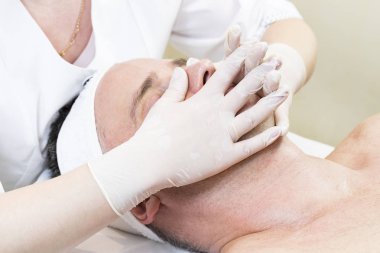 adam maske kozmetik prosedür spa salonda