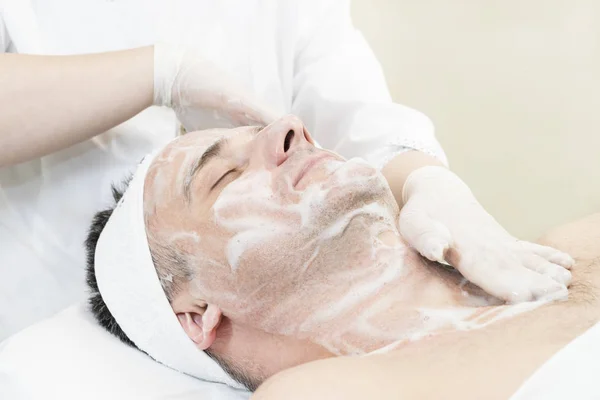 Homme Dans Masque Procédure Cosmétique Dans Salon Spa — Photo