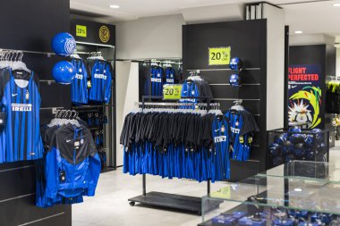 7 Haziran 2018, MILAN, ITALY: Resmi Mağaza FC Inter Milan ve Milan, takım hayranları ve stadyum ziyaretçileri için giysi ve ayakkabı takımı.