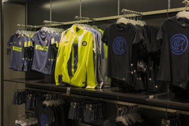 7 Haziran 2018, MILAN, ITALY: Resmi Mağaza FC Inter Milan ve Milan, takım hayranları ve stadyum ziyaretçileri için giysi ve ayakkabı takımı.