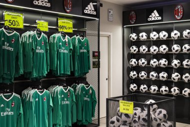 7 Haziran 2018, MILAN, ITALY: Resmi Mağaza FC Inter Milan ve Milan, takım hayranları ve stadyum ziyaretçileri için giysi ve ayakkabı takımı.