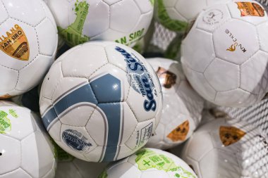 7 Haziran 2018, MILAN, ITALY: Resmi Mağaza FC Inter Milan ve Milan, takım hayranları ve stadyum ziyaretçileri için giysi ve ayakkabı takımı.