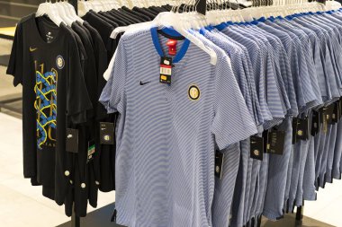 7 Haziran 2018, MILAN, ITALY: Resmi Mağaza FC Inter Milan ve Milan, takım hayranları ve stadyum ziyaretçileri için giysi ve ayakkabı takımı.