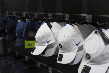 7 Haziran 2018, MILAN, ITALY: Resmi Mağaza FC Inter Milan ve Milan, takım hayranları ve stadyum ziyaretçileri için giysi ve ayakkabı takımı.