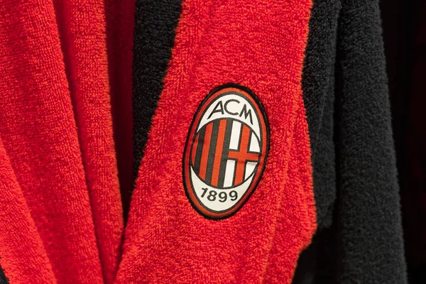 7 Haziran 2018, MILAN, ITALY: Resmi Mağaza FC Inter Milan ve Milan, takım hayranları ve stadyum ziyaretçileri için giysi ve ayakkabı takımı.