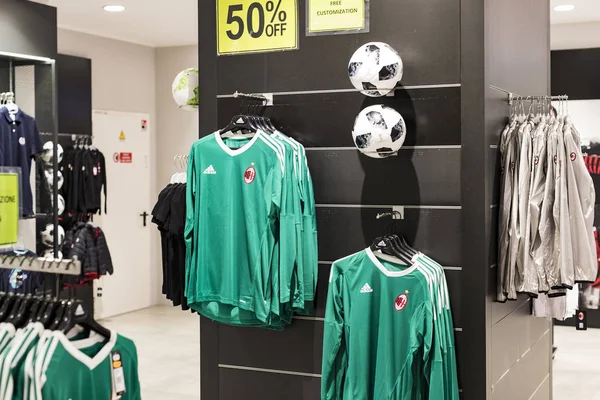 7 Haziran 2018, MILAN, ITALY: Resmi Mağaza FC Inter Milan ve Milan, takım hayranları ve stadyum ziyaretçileri için giysi ve ayakkabı takımı.
