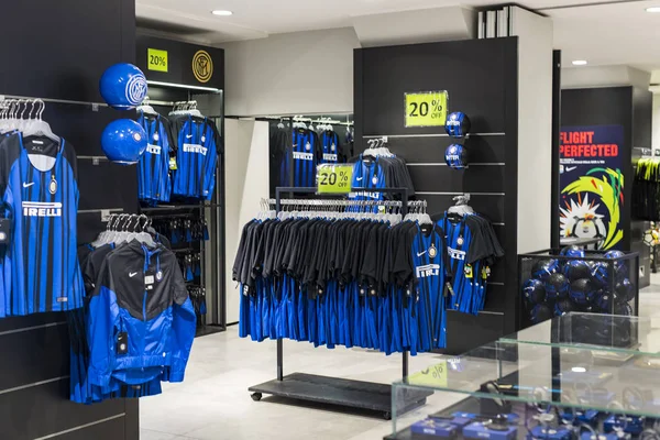 7 Haziran 2018, MILAN, ITALY: Resmi Mağaza FC Inter Milan ve Milan, takım hayranları ve stadyum ziyaretçileri için giysi ve ayakkabı takımı.