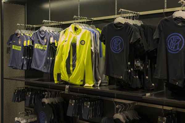 7 Haziran 2018, MILAN, ITALY: Resmi Mağaza FC Inter Milan ve Milan, takım hayranları ve stadyum ziyaretçileri için giysi ve ayakkabı takımı.