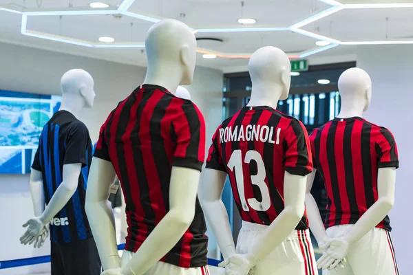 7 Haziran 2018, MILAN, ITALY: Resmi Mağaza FC Inter Milan ve Milan, takım hayranları ve stadyum ziyaretçileri için giysi ve ayakkabı takımı.