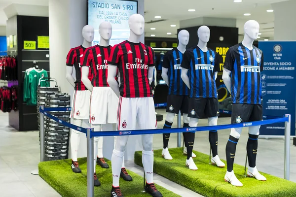 7 Haziran 2018, MILAN, ITALY: Resmi Mağaza FC Inter Milan ve Milan, takım hayranları ve stadyum ziyaretçileri için giysi ve ayakkabı takımı.