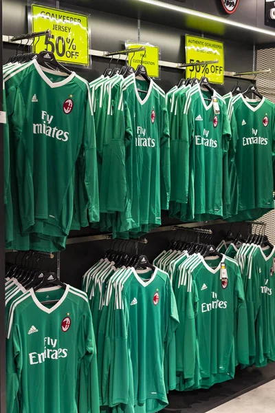 7 Haziran 2018, MILAN, ITALY: Resmi Mağaza FC Inter Milan ve Milan, takım hayranları ve stadyum ziyaretçileri için giysi ve ayakkabı takımı.