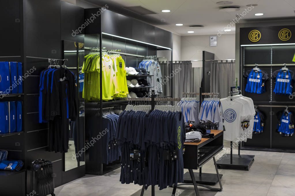 Giugno 2018 Milano Italia Store Ufficiale Inter Milan Milano Abbigliamento  — Foto Editoriale Stock © Lester120 #200197534