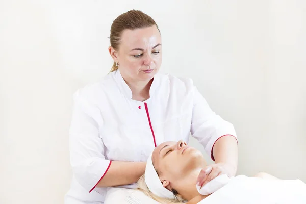 Processo Massaggio Trattamenti Viso Nel Salone Bellezza — Foto Stock