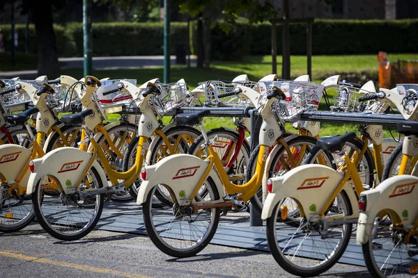 Junio 2018 Milán Italia Alquiler Estacionamiento Bicicletas Placer Ciudad Milán —  Fotos de Stock