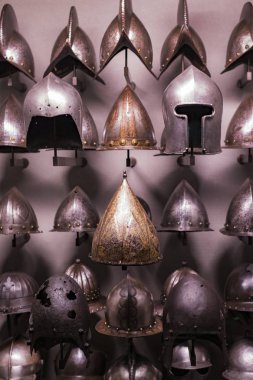 4 Haziran 2018, Milan, İtalya: Poldis Pezzoli Knights'Hall Müzesi Ortaçağ silahlar ve mühimmat ile