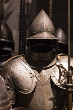 4 Haziran 2018, Milan, İtalya: Poldis Pezzoli Knights'Hall Müzesi Ortaçağ silahlar ve mühimmat ile