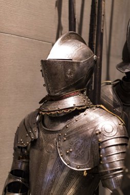4 Haziran 2018, Milan, İtalya: Poldis Pezzoli Knights'Hall Müzesi Ortaçağ silahlar ve mühimmat ile