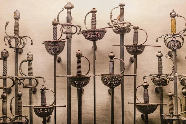 4 Haziran 2018, Milan, İtalya: Poldis Pezzoli Knights'Hall Müzesi Ortaçağ silahlar ve mühimmat ile