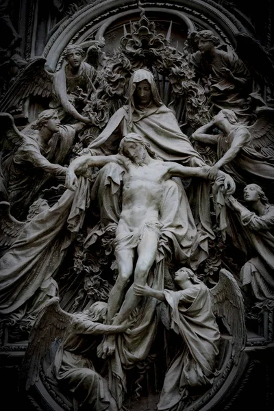 İsa'nın yaşam öğelerle Milano Duomo Katedrali giriş Merkezi kapı.
