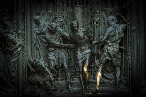 İsa'nın yaşam öğelerle Milano Duomo Katedrali giriş Merkezi kapı.
