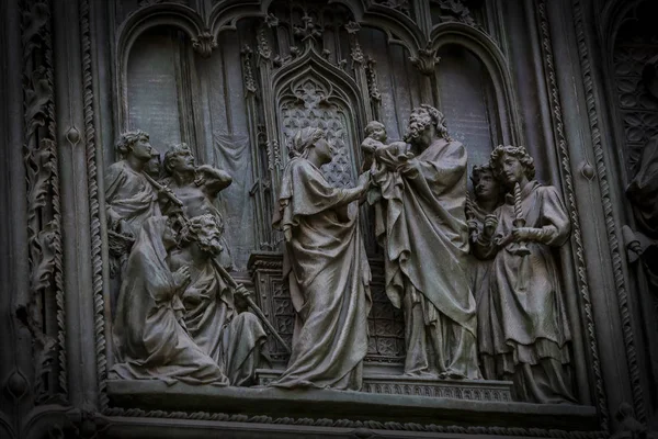 米兰大教堂的中心入口门与耶稣生活的元素 — 图库照片