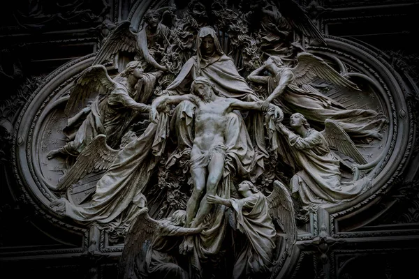 İsa'nın yaşam öğelerle Milano Duomo Katedrali giriş Merkezi kapı.