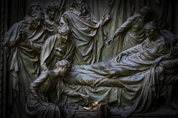 Дверь Центрального Входа Миланского Собора Дуомо Элементами Жизни Иисуса — стоковое фото