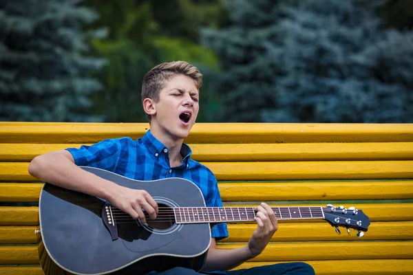 Jovem Cara Triste Com Uma Guitarra Acústica — Fotografia de Stock