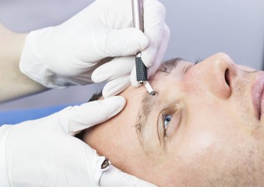 Microblading kaşlar akışında bir Güzellik Salonu 