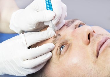 Microblading kaşlar akışında bir Güzellik Salonu 