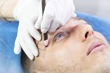 Microblading kaşlar akışında bir Güzellik Salonu 