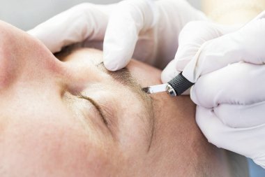 Microblading kaşlar akışında bir Güzellik Salonu 