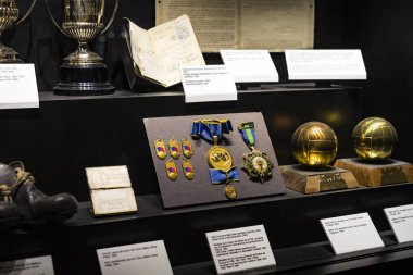 Madrid, İspanya - 25 Mart, 2018: Real Madrid Futbol Kulübü'nün müze su bardağı ve kulüp Ödülleri. 