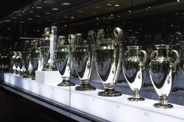 Madrid, İspanya - 25 Mart, 2018: Real Madrid Futbol Kulübü'nün müze su bardağı ve kulüp Ödülleri. 