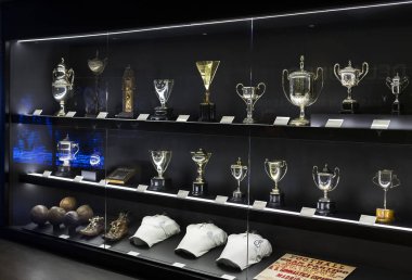 Madrid, İspanya - 25 Mart, 2018: Real Madrid Futbol Kulübü'nün müze su bardağı ve kulüp Ödülleri. 