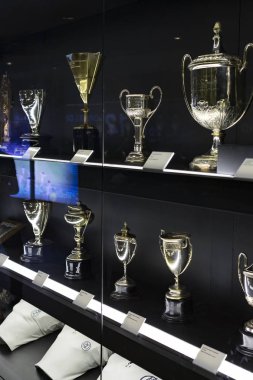 Madrid, İspanya - 25 Mart, 2018: Real Madrid Futbol Kulübü'nün müze su bardağı ve kulüp Ödülleri. 
