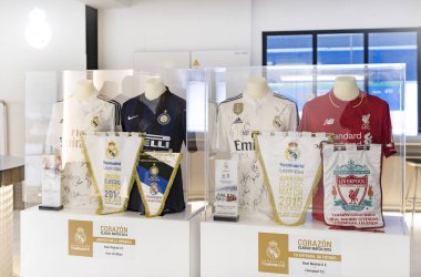 Madrid, İspanya - 25 Mart, 2018: Real Madrid Futbol Kulübü'nün müze su bardağı ve kulüp Ödülleri. 