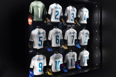Madrid, İspanya - 25 Mart, 2018: Real Madrid Futbol Kulübü'nün müze su bardağı ve kulüp Ödülleri. 
