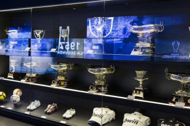 Madrid, İspanya - 25 Mart, 2018: Real Madrid Futbol Kulübü'nün müze su bardağı ve kulüp Ödülleri. 