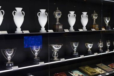 Madrid, İspanya - 25 Mart, 2018: Real Madrid Futbol Kulübü'nün müze su bardağı ve kulüp Ödülleri. 