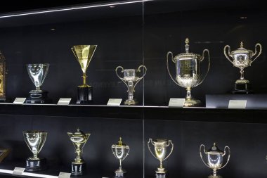 Madrid, İspanya - 25 Mart, 2018: Real Madrid Futbol Kulübü'nün müze su bardağı ve kulüp Ödülleri. 