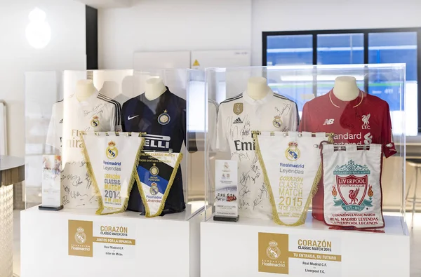 Madrid, İspanya - 25 Mart, 2018: Real Madrid Futbol Kulübü'nün müze su bardağı ve kulüp Ödülleri. 