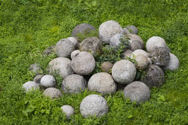Çimenlerin üzerinde Ortaçağ taş bombardıman topu yakın çekim vurdu