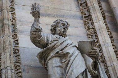 2 Haziran 2018, Milan, İtalya: aziz ve Milan Katedrali (Duomo di Milano) dekorasyon şehit heykelleri yakın çekim çekim.
