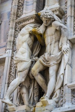 2 Haziran 2018, Milan, İtalya: aziz ve Milan Katedrali (Duomo di Milano) dekorasyon şehit heykelleri yakın çekim çekim.