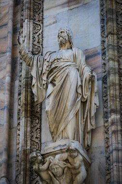 2 Haziran 2018, Milan, İtalya: aziz ve Milan Katedrali (Duomo di Milano) dekorasyon şehit heykelleri yakın çekim çekim.