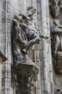 2 Haziran 2018, Milan, İtalya: aziz ve Milan Katedrali (Duomo di Milano) dekorasyon şehit heykelleri yakın çekim çekim.