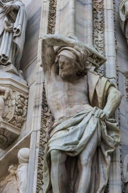 2 Haziran 2018, Milan, İtalya: aziz ve Milan Katedrali (Duomo di Milano) dekorasyon şehit heykelleri yakın çekim çekim.