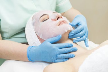 Masaj ve yüz kabukları kozmetik kullanma salon 